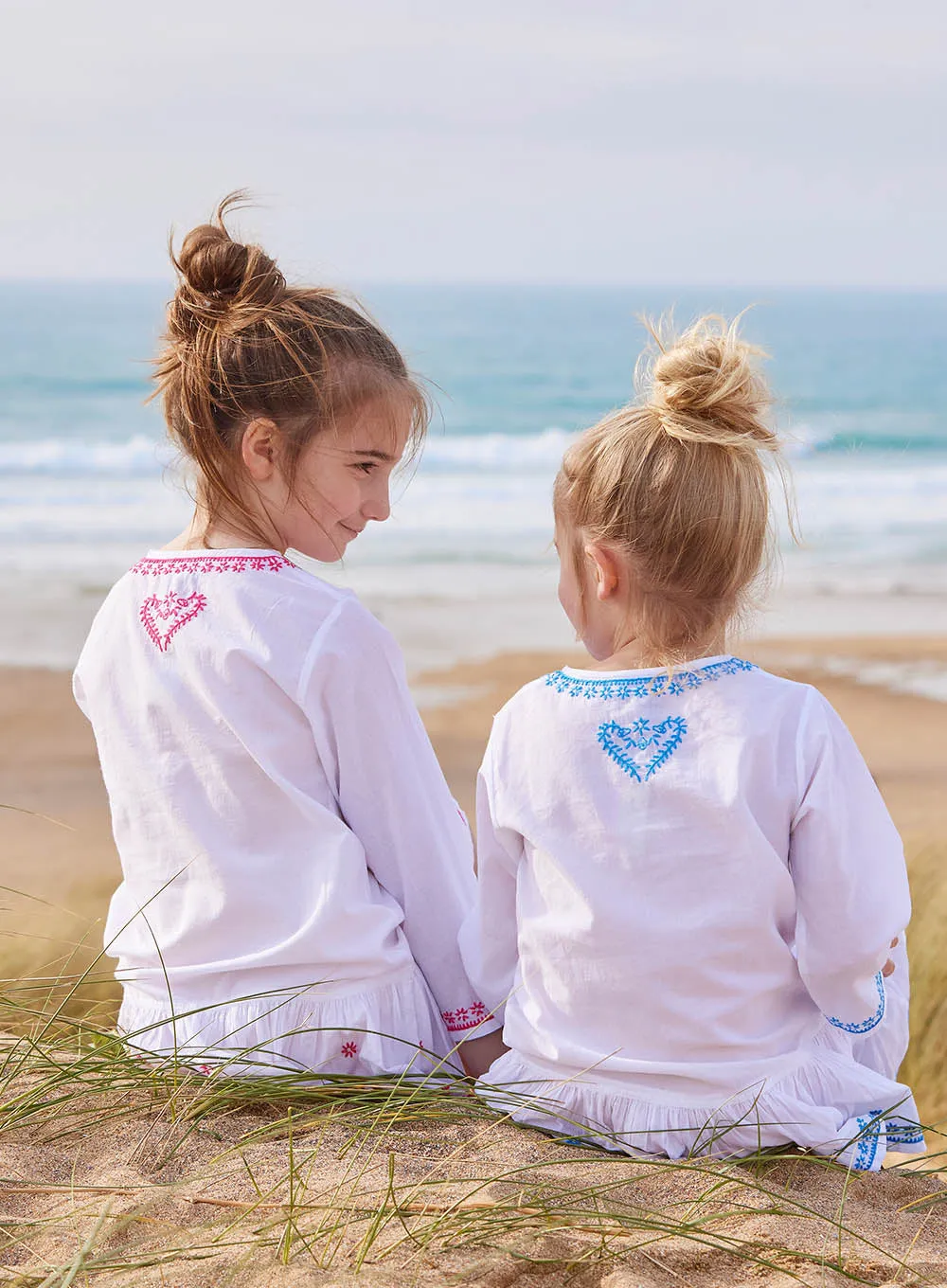 Embroidered Kaftan in White/Fuchsia