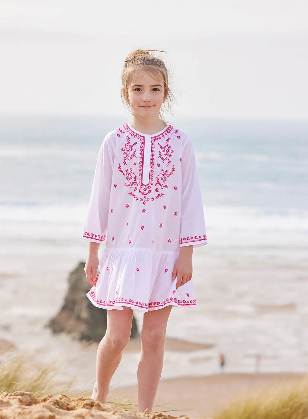 Embroidered Kaftan in White/Fuchsia